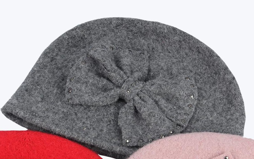 Ladies' wool cap with wool bow